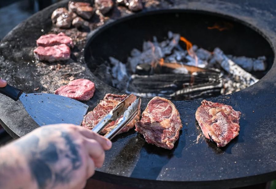 Maso na grilu nad ohněm
